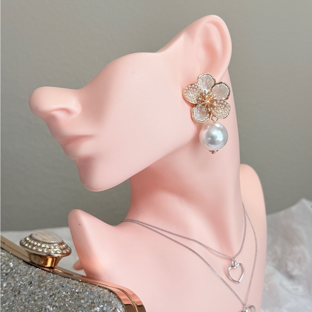 ⚜️ Elegant Gold and Pearl Flower Earrings - Picture 6 of 11